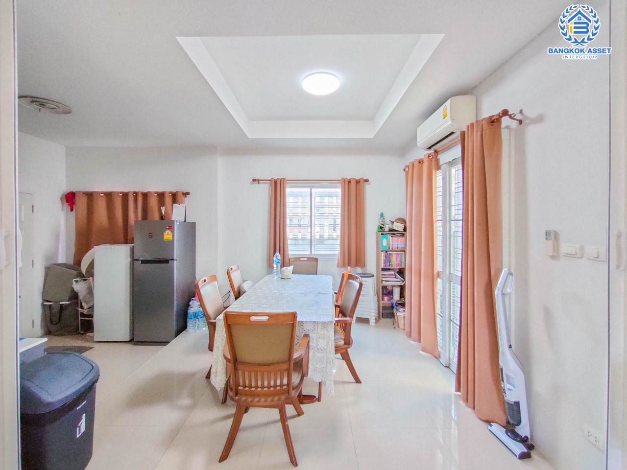 บ้านมือสองนนทบุรี ม.กาญจนาลักษณ์ เทพศิรินทร์ เนื้อที่ 41.7 ตร.ว. ฟังก์ชัน 3 ห้องนอน 2 ห้องน้ำ จอดรถได้ 1 คัน บนทำเลเชื่อมต่อถนนกาญจนาภิเษก ใกล้เซ็นทรัลเวสต์เกต ทางด่วน "ศรีรัช" และรถไฟฟ้าสายสีม่วง "สถานีตลาดบางใหญ่"